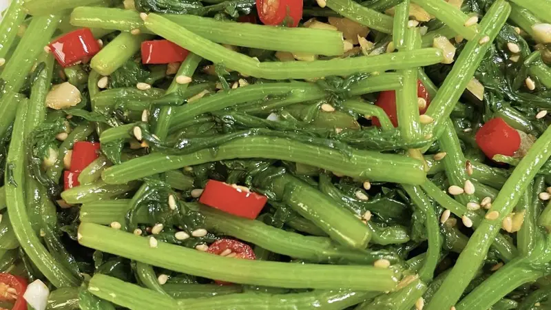 天热没胃口就试试凉拌茼蒿呢，清香低卡爽口解腻还特别下饭呀