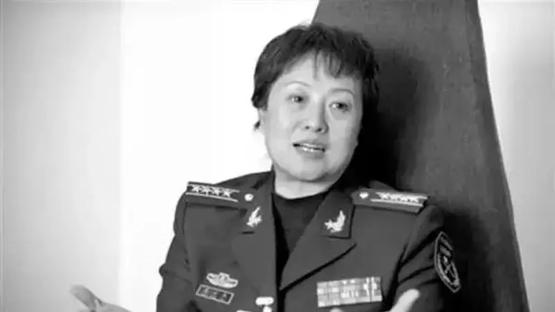 她是军中女大老虎，靠体力与美貌征服高官，花大钱买少将军衔