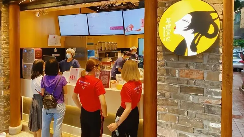 广州这家奶茶店几乎随处可见，游客看着却很眼熟：这是山寨的吗？
