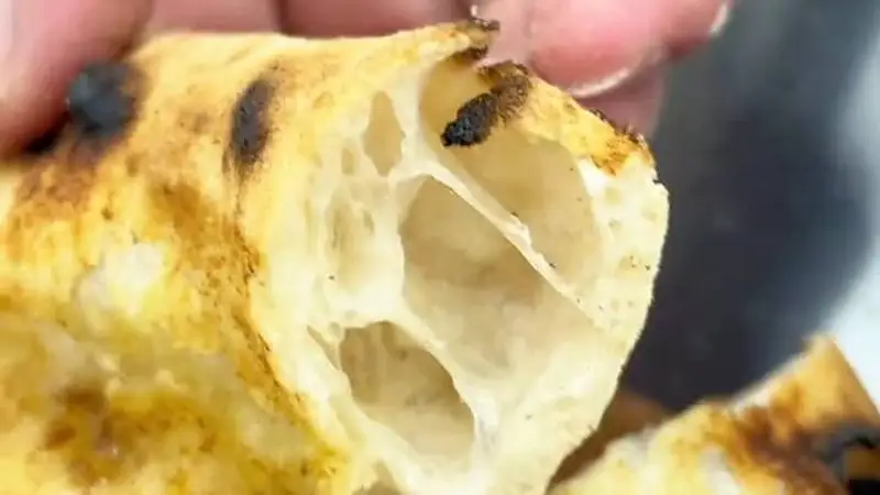 意式那不勒斯披萨：大气孔焦香饼边，外脆内润嚼劲十足