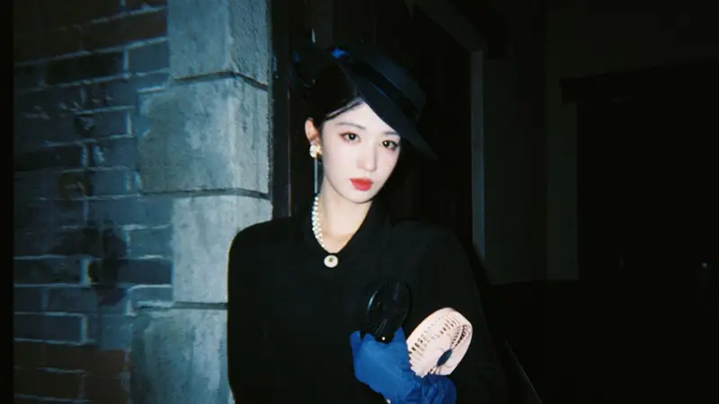 王楚然黑裙礼帽配珍珠,优雅复古笑容温婉