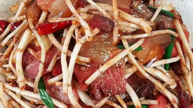 松柏熏肉配新鲜折耳,地道黔味一口沦陷味蕾
