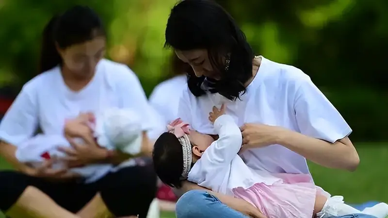 路边喂母乳被嘲:别省钱,奶粉娃长得壮!别墅网友被邻居羡慕有奶