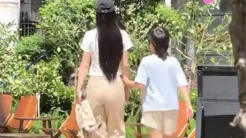 杨颖带小海绵上海逛街被偶遇 母子俩牵手散步温馨有爱