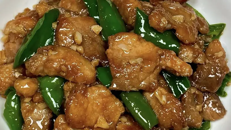 辣椒炒肉:一盘下饭神菜的烟火哲学