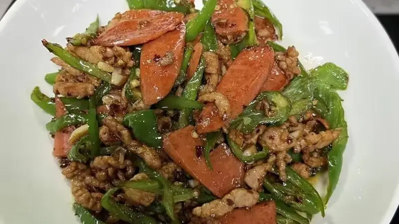 青椒火腿炒肉丝：一盘菜里的烟火与乡愁