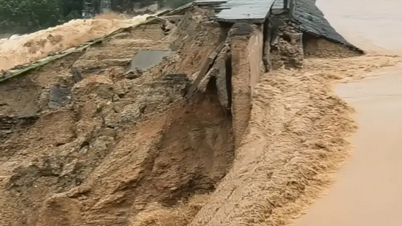 广西南宁防汛应急响应提升至一级,横州市六蓝水库发生严重险情,坝体出现缺口