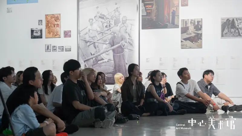 商业综合体里点燃“宇宙炉火”：一场关于算法时代栖居与关怀的艺术思辨