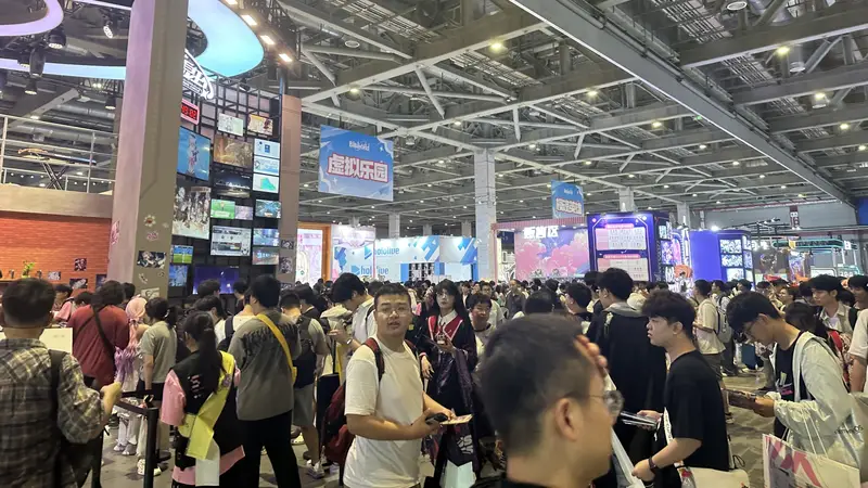 实探2026BW漫展｜《恋与深空》撤展后展位成摄影棚与寄存处 消费品换了一种方式来抢年轻人