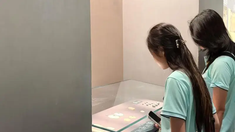 美国华裔青少年巴蜀行:一日之间,穿越三千年与亿万载
