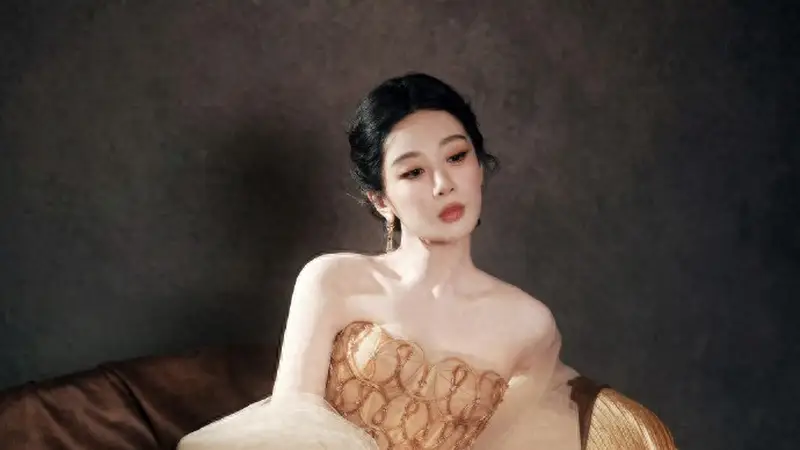 杨紫 春夏高定｜白玉兰视后首场亮相，鎏金纱裙尽显温婉雅致