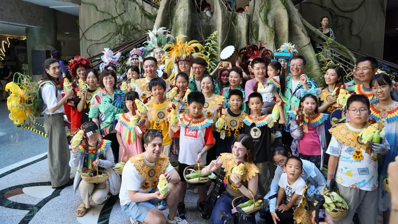 上博门前网红玉米地首场丰收 观众现场采摘收获满满