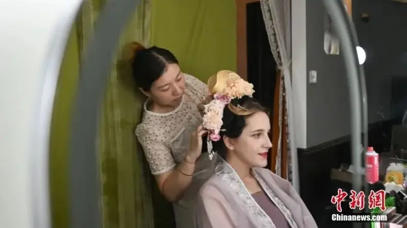 沉迷下乡的老外，让人上头的中国