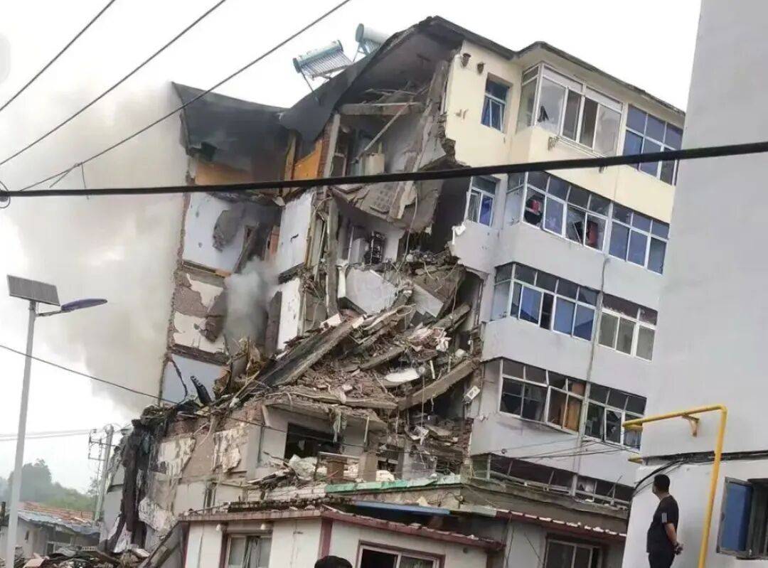 辽宁葫芦岛一居民楼突发爆炸，楼体受损严重，多部门已到场处置，应急管理局：爆炸原因暂不清楚，现场正在进行搜救