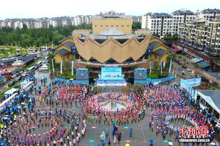 “万人同跳土家族摆手舞”在重庆石柱黄水正式启动