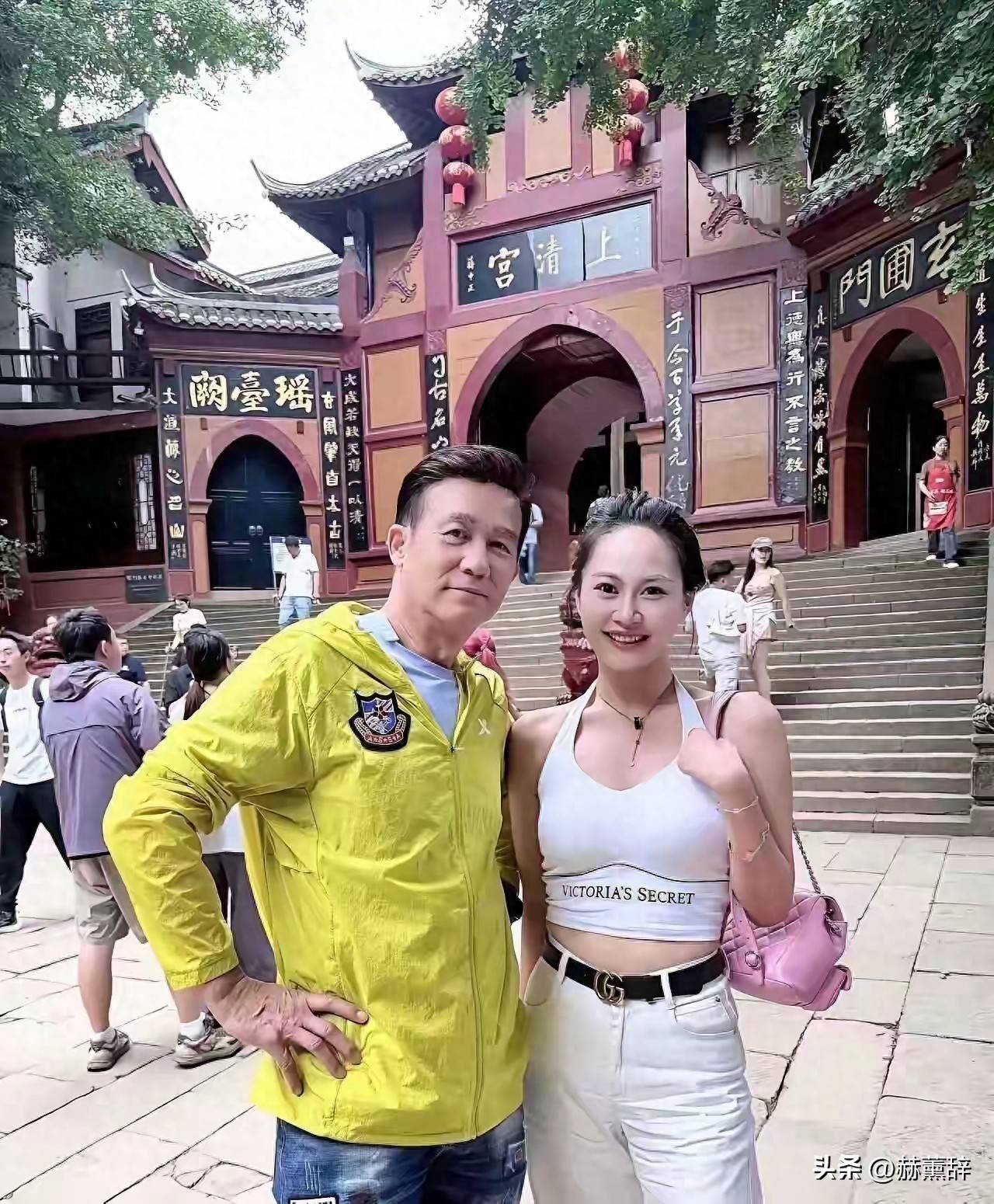 李子雄现状：全家住500万海南别墅，66岁不显老，把8岁儿子当成宝
